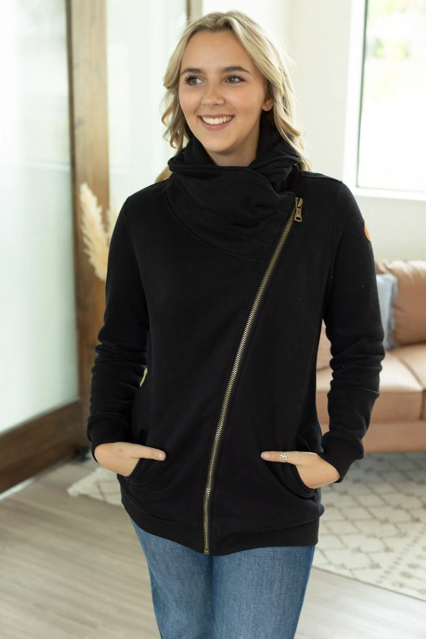 IN STOCK Quinn ZipUp Cowl - Black