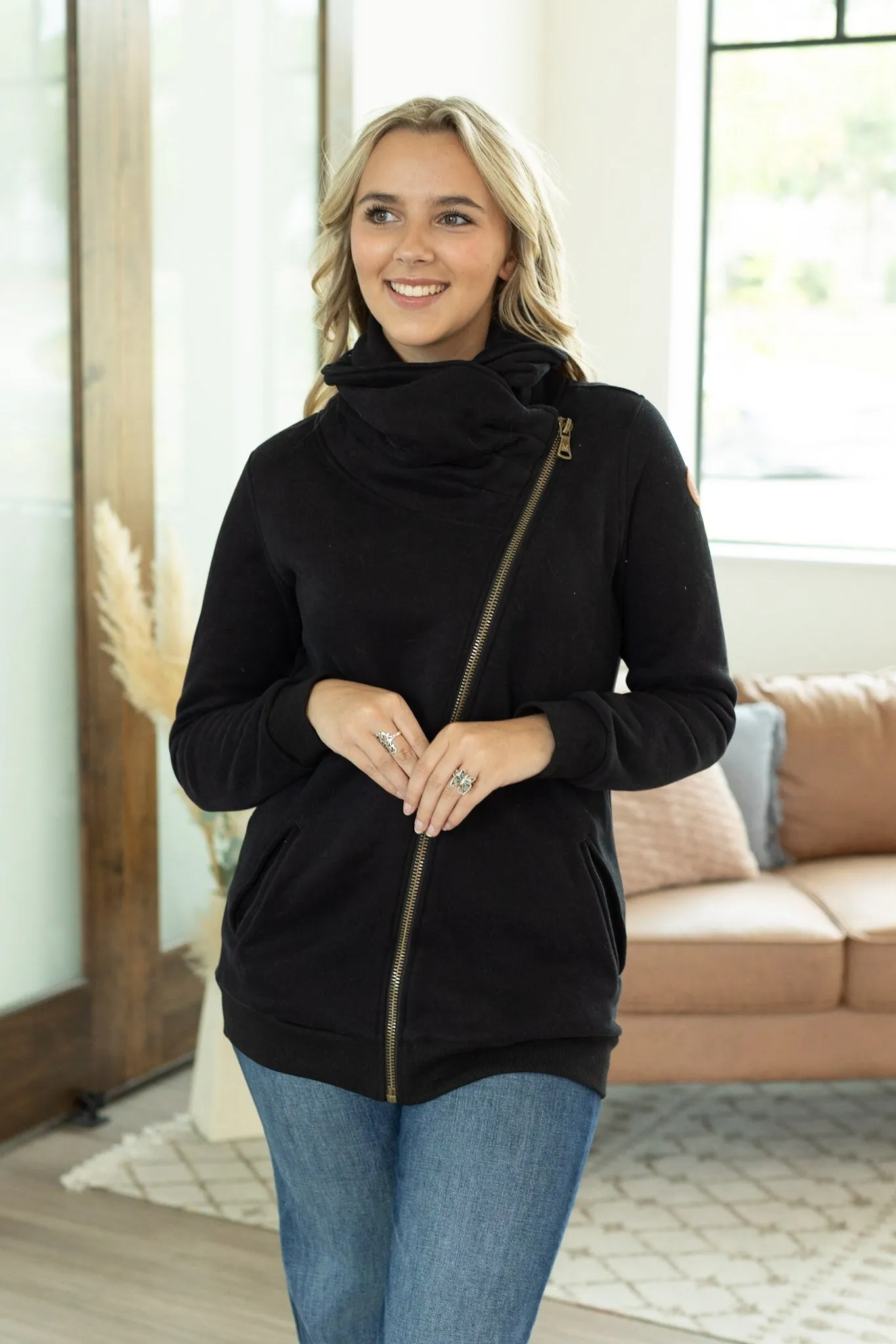 IN STOCK Quinn ZipUp Cowl - Black