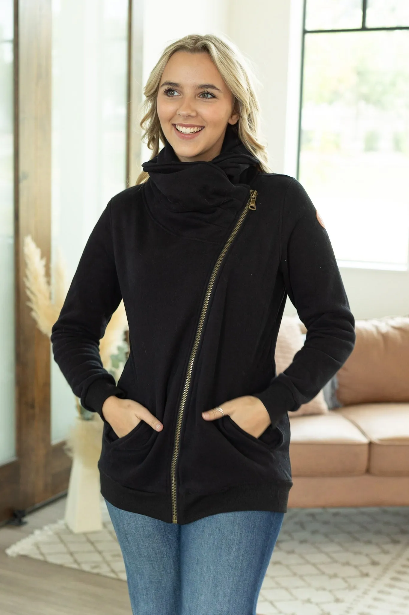 IN STOCK Quinn ZipUp Cowl - Black