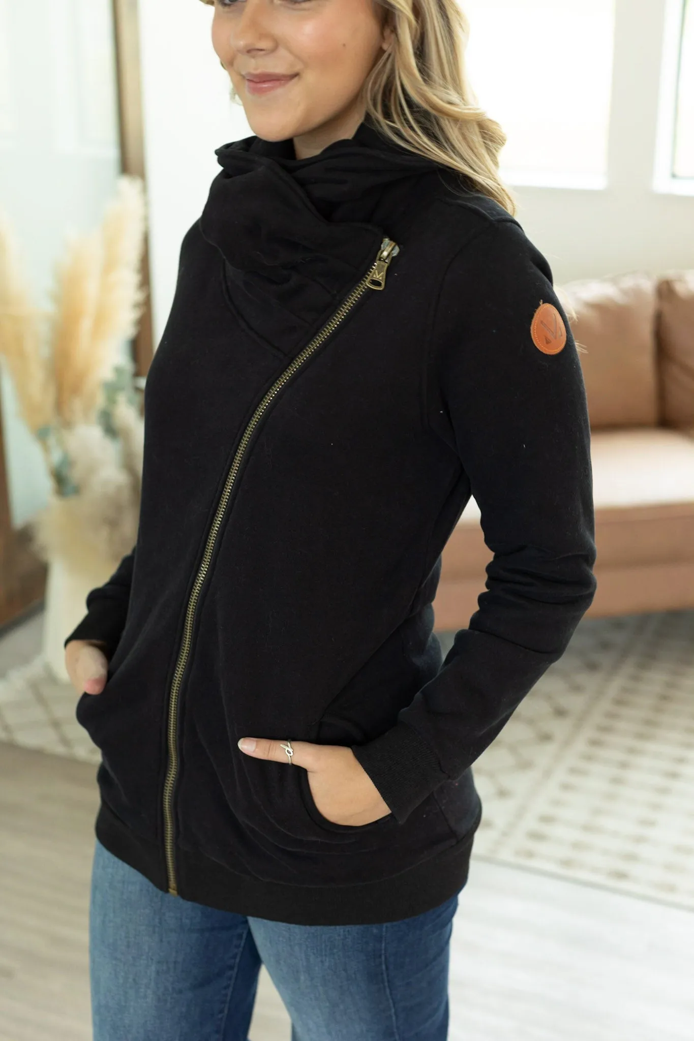 IN STOCK Quinn ZipUp Cowl - Black