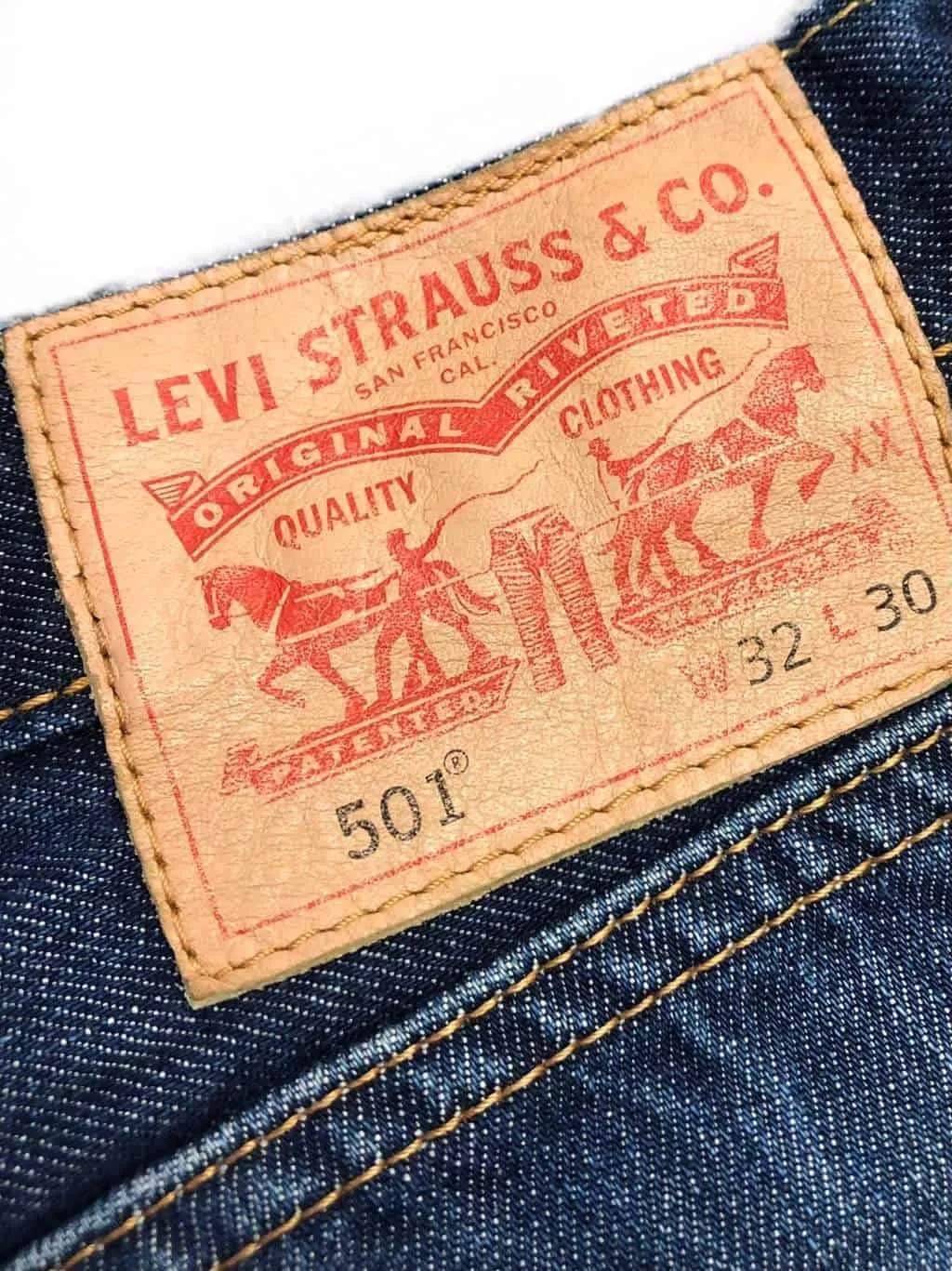 Levis 501 jeans in dark blue denim, whiskered hips, leather patch – W31 x L28